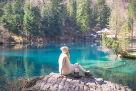 Du lịch Thụy Sĩ nhất định phải ghé 'hồ ngọc ẩn' bốn mùa bình yên